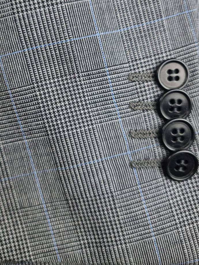 Abito uomo Cantarelli tre bottoni grigio check - dettaglio bottoni manica giacca - Made in Italy