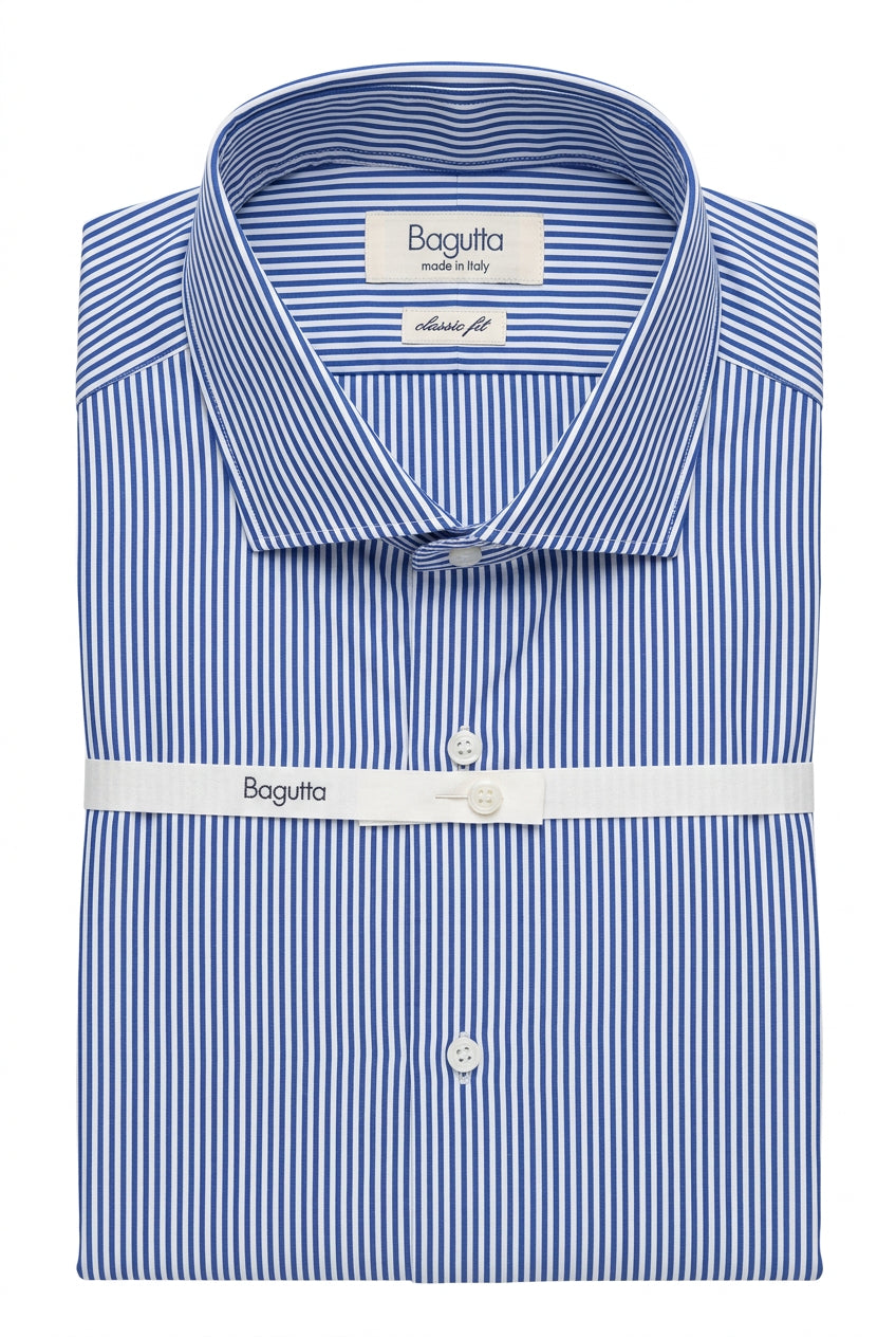La camicia da uomo Bagutta AA153L abbina il contrasto delle righe blu e bianche a una vestibilità classic fit. Realizzata in 100% cotone, presenta collo francese, maniche lunghe e polsini con bottoni: dettagli che si prestano a un guardaroba curato, dal lavoro al tempo libero. Vista piegata