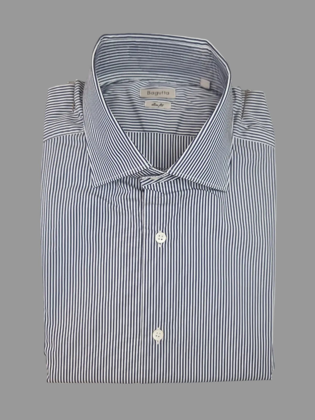 La camicia da uomo Bagutta AB15L unisce il motivo a righe bianco e blu scuro a una vestibilità slim fit, per un look definito e curato. Vista piegata