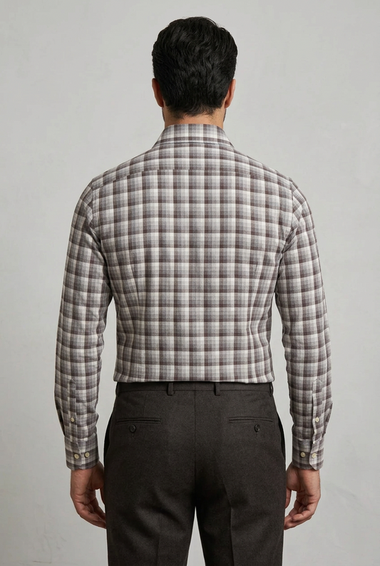 La camicia da uomo Del Siena TA44 combina marrone, grigio e bianco in un motivo a quadri dalle tonalità neutre, facile da abbinare a capi a tinta unita. Realizzata in 100% cotone con vestibilità classica, presenta collo francese, maniche lunghe e polsini con bottoni. Indossata retro.