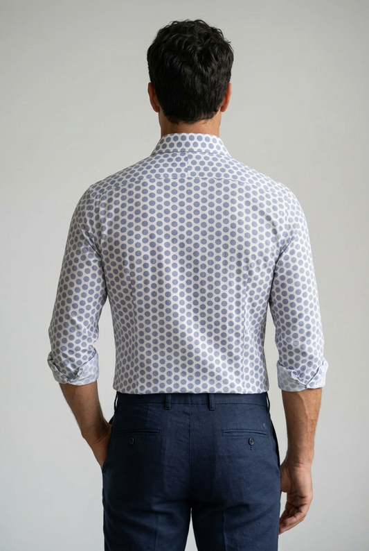 Camicia Sonrisa bianca con pois geometrici blu.
La camicia da uomo Sonrisa Superior arricchisce la base bianca con una fantasia di pois geometrici blu, per chi cerca un dettaglio distintivo negli abbinamenti quotidiani. indossata da modello retro.