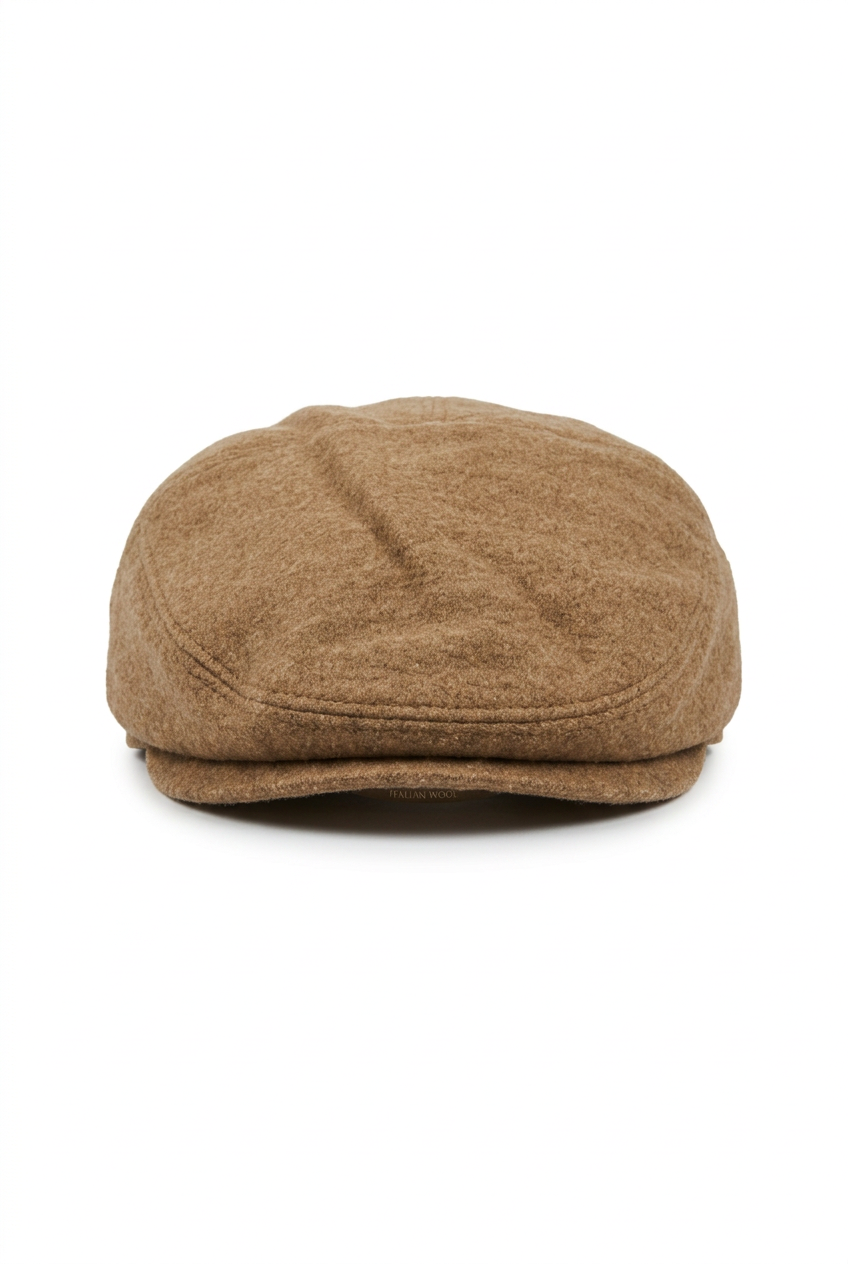 Il cappello da uomo Montezemolo in lana 100% color cammello completa il guardaroba della stagione fredda con una tonalità calda e uno stile sobrio. Un accessorio da scegliere per dare risalto ai tuoi abbinamenti, dal cappotto elegante alla giacca casual. Vista fronte