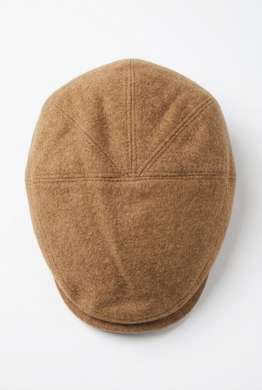Il cappello da uomo Montezemolo in lana 100% color cammello completa il guardaroba della stagione fredda con una tonalità calda e uno stile sobrio. Un accessorio da scegliere per dare risalto ai tuoi abbinamenti, dal cappotto elegante alla giacca casual. Vista dall'alto