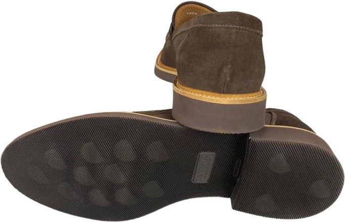 Mocassino uomo Doucal's in pelle scamosciata marrone, scarpa elegante moda uomo, vista laterale con dettagli.