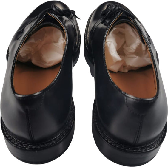 Scarpe Derby Doucal's da uomo in pelle nera, scarpe stringate basse eleganti e classiche in stile italiano.