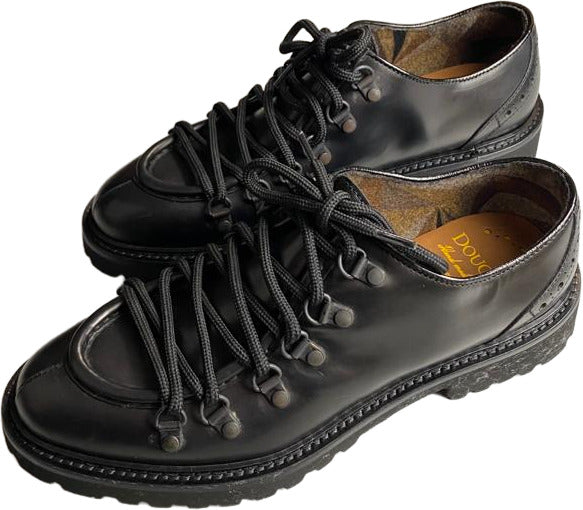 Scarpa uomo Doucal's Derby in pelle nera, scarpe stringate basse in stile elegante e classico.