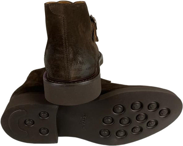 Stivaletto uomo Doucal's in pelle scamosciata marrone con doppia fibbia, stile polacchini, adatto a moda uomo e stivali.