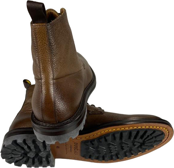 Stivaletto uomo Doucal's in pelle martellata marrone, scarpa di moda con design elegante e qualità artigianale.