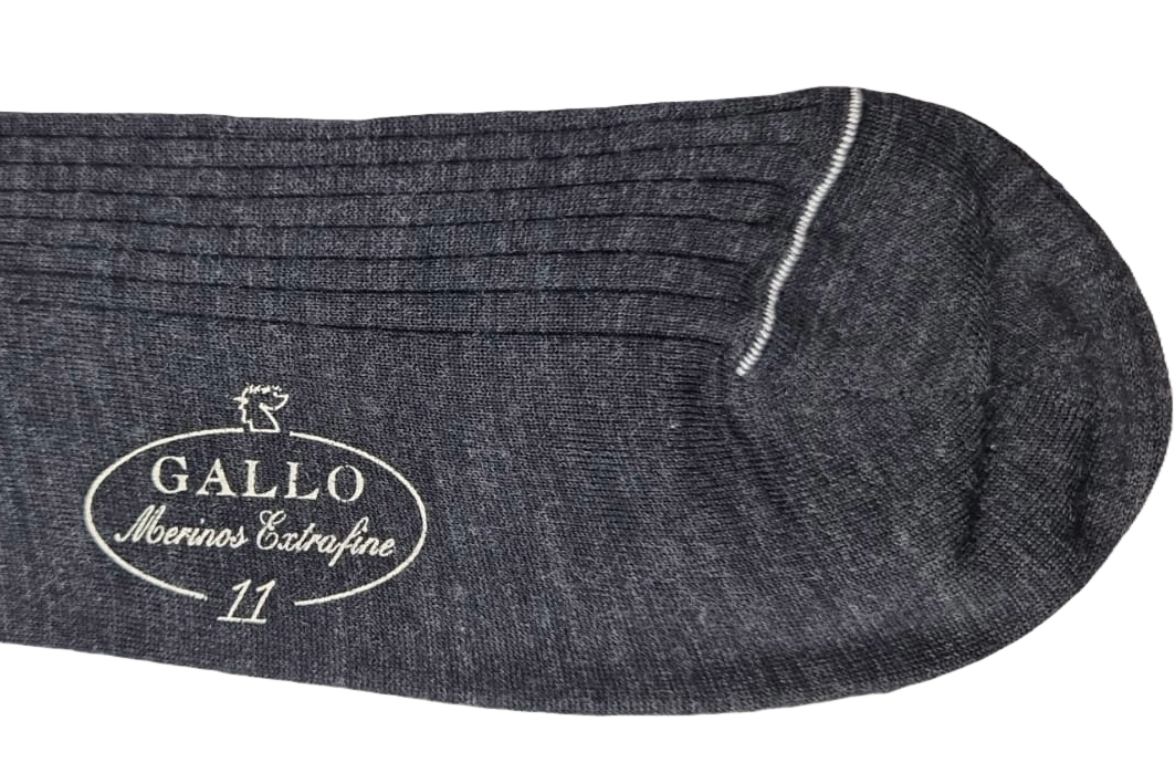 Calze lunghe uomo Gallo a coste color antracite, in tessuto morbido, ideali per stile e comfort quotidiano.