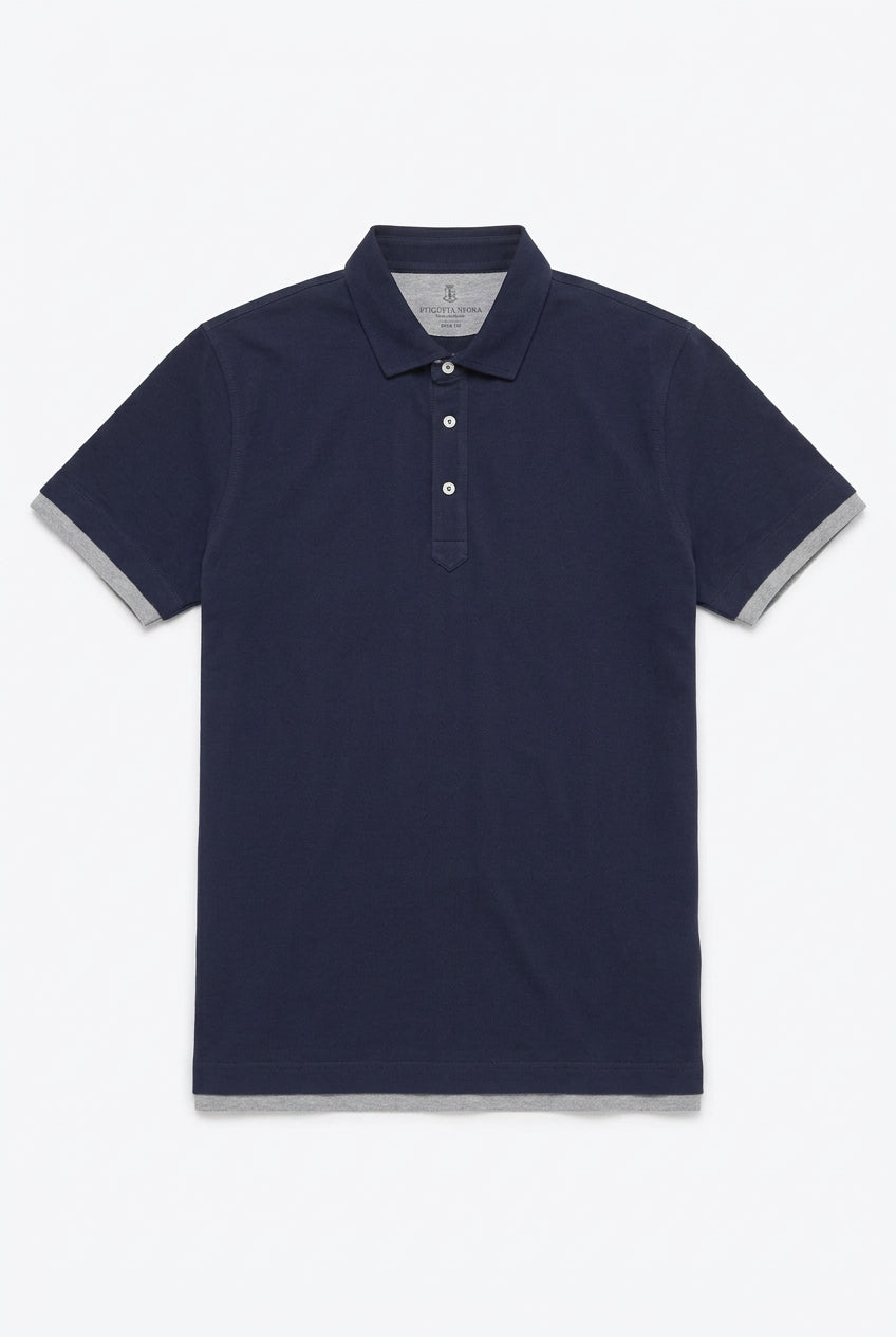 Polo Brunello Cucinelli blu notte con dettagli grigi a contrasto
Un blu profondo, una linea essenziale e dettagli che fanno la differenza: la polo da uomo Brunello Cucinelli MTS53966 interpreta il guardaroba casual con un'eleganza discreta.