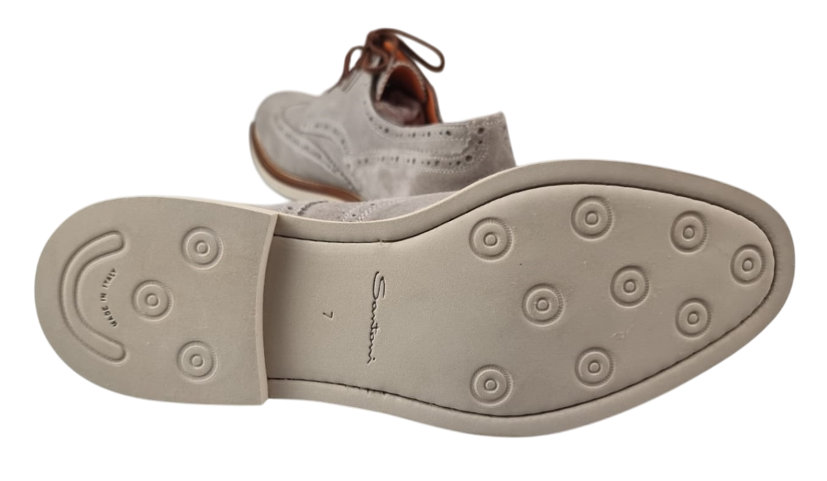 Scarpa uomo Santoni Derby Brogue in pelle grigia chiara con dettaglio a fori e stringhe, stile classico e elegante.