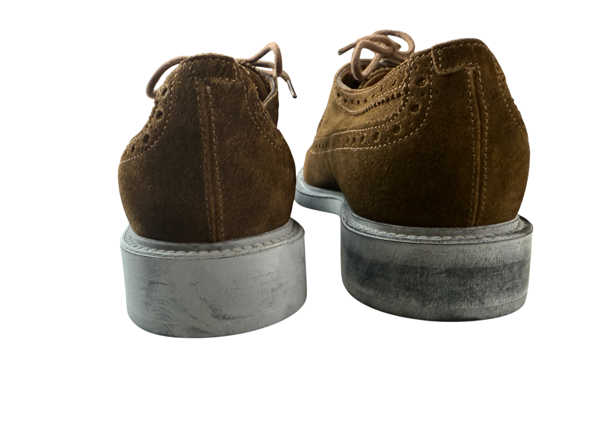 Scarpa uomo Santoni Derby Brogue Rondine in scamosciato, stile classico e raffinato, con dettagli brogue in morbido materiale.