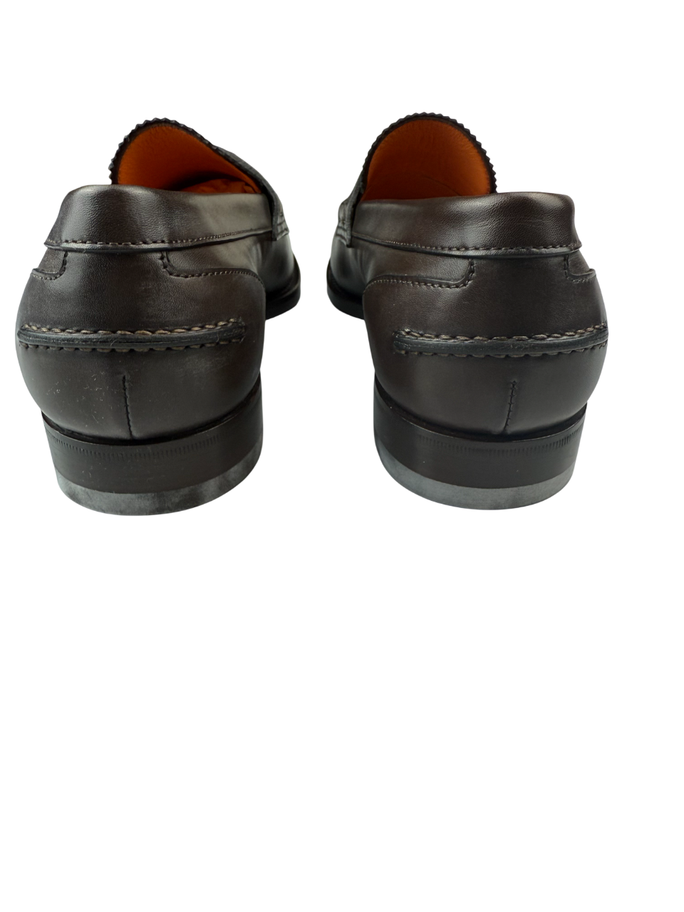 Scarpa uomo Santoni mocassini penny in pelle testa di moro, elegante e raffinata, con punta arrotondata e dettaglio classico.