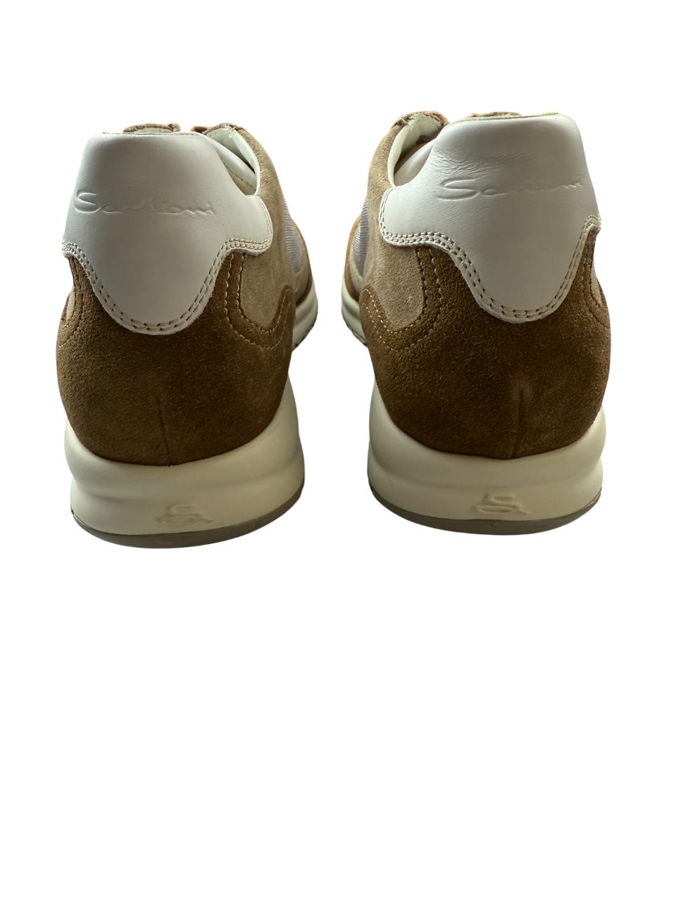 Scarpa da uomo Santoni sneaker casual in pelle color cammello, morbido e comodo con design elegante e stile moderno.