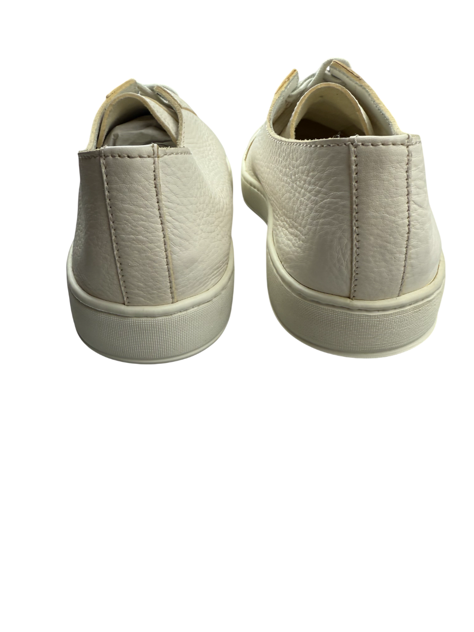 Scarpa uomo Santoni sneaker casual in pelle nera, con suola bianca e dettagli eleganti, ideale per look moderni e confortevoli.