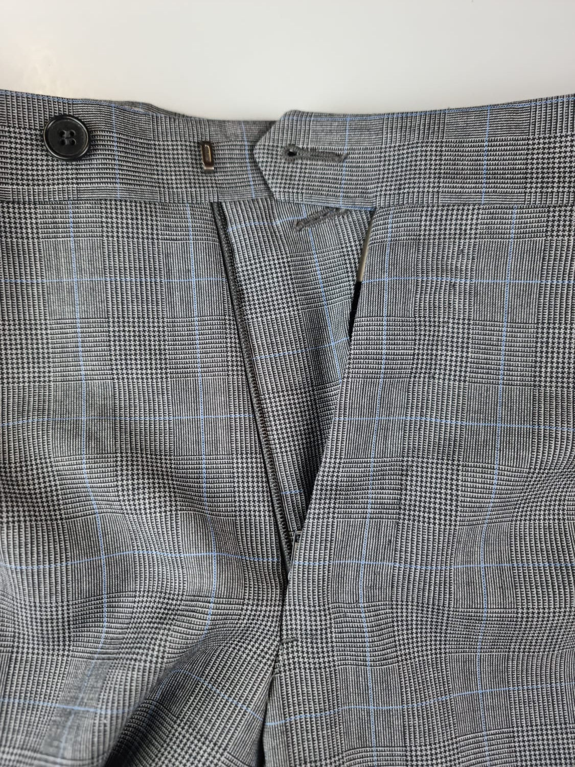 Abito uomo Cantarelli tre bottoni grigio check - dettaglio chiusura pantalone - Made in Italy