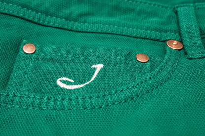 Pantalone Jacob Cohen cotone verde smeraldo - dettaglio tasca posteriore - Made in Italy