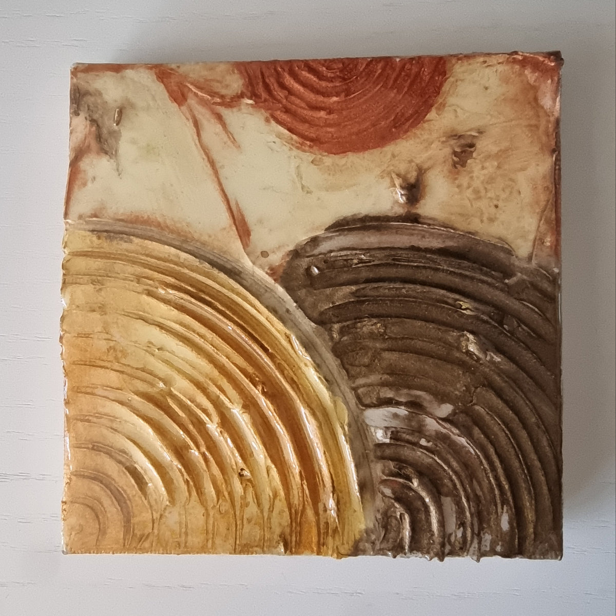 Pintadera 110, Mini tela 10x10 cm dipinta a mano multi materico con supporto mini cavalletto. Opera unica fornita di certificato di autenticità. Dipinto a mano da AlbarosAtzeni 