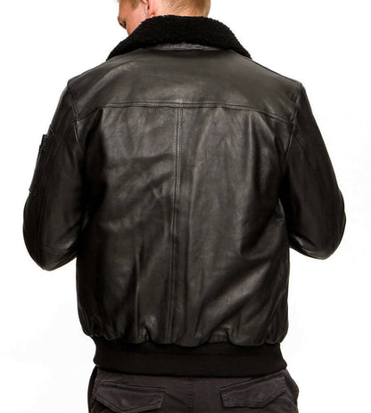 Giubbotto in pelle nero Aeronautica Militare da uomo, stile moda, con chiusura frontale e colletto a punta.