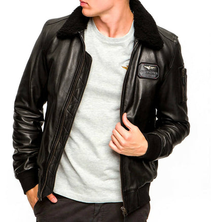 Giubbotto in pelle nero da uomo Aeronautica Militare, stile moda, con dettagli di design e chiusura frontale.