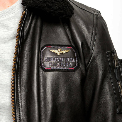Giubbotto in pelle nero Aeronautica Militare da uomo, moda, giacca in pelle elegante e moderna, dettaglio frontale e collo.