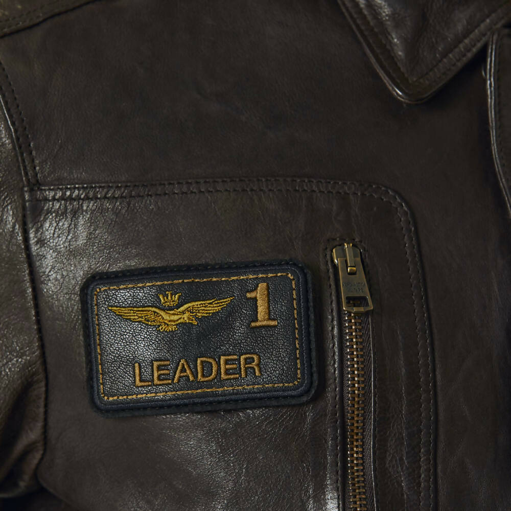Giubbotto in pelle marrone da uomo Aeronautica Militare, moda, giacca elegante con dettagli in pelle e stile militare.