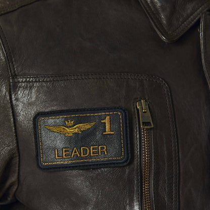 Giubbotto in pelle marrone da uomo Aeronautica Militare, moda, giacca elegante con dettagli in pelle e stile militare.
