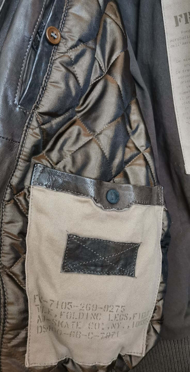 Giubbotto in pelle marrone Aeronautica Militare per uomo, giacca di moda in pelle con design classico e dettagli eleganti.