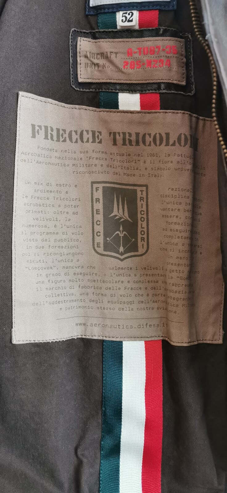 Giubbotto in pelle marrone Aeronautica Militare da uomo, giacca di moda con dettaglio in pelle, stile classico e moderno.