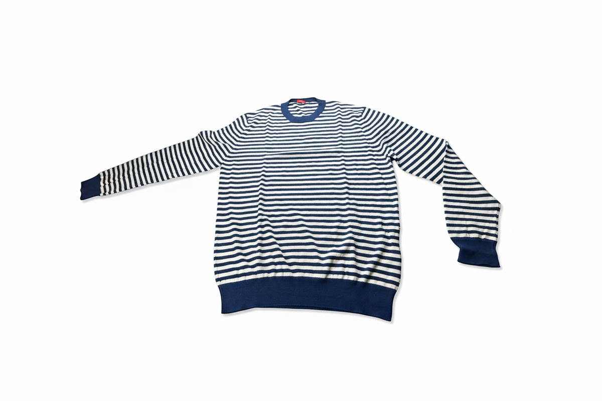 Maglia uomo Altea girocollo, abbigliamento moda uomo, dettaglio del colletto e tessuto in primo piano.