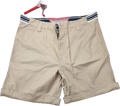 Bermuda uomo beige Andy Richardson, pantaloncini di moda in cotone con tasche laterali e vita elastica, vista frontale.