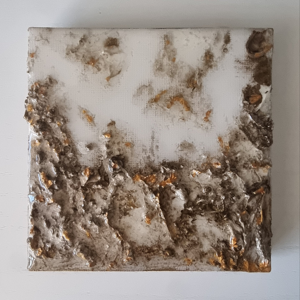 Ànghelu (Angelo) 110, Mini tela 10x10 cm dipinta a mano multi materico con supporto mini cavalletto. Opera unica fornita di certificato di autenticità. Dipinto a mano da AlbarosAtzeni Pintadera110-pintadera-dipinto-10x10cm