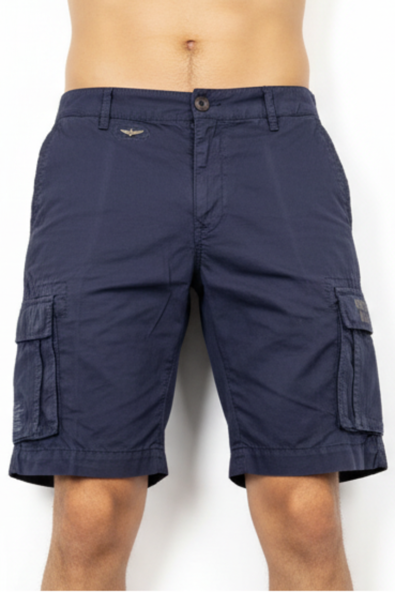 Bermuda Uomo Aeronautica Militare Cargo Blu notteStile Militare Italiano
Scopri l'autenticità dello stile militare italiano con questi bermuda cargo Aeronautica Militare in blu scuro. Realizzati in 100% cotone di alta qualità, questi bermuda combinano funzionalità e design distintivo per un look casual-sportivo inconfondibile. indossato