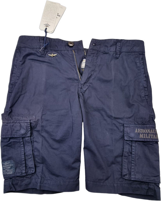 Bermuda Uomo Aeronautica Militare Cargo Blu notteStile Militare Italiano
Scopri l'autenticità dello stile militare italiano con questi bermuda cargo Aeronautica Militare in blu scuro. Realizzati in 100% cotone di alta qualità, questi bermuda combinano funzionalità e design distintivo per un look casual-sportivo inconfondibile. Frnte