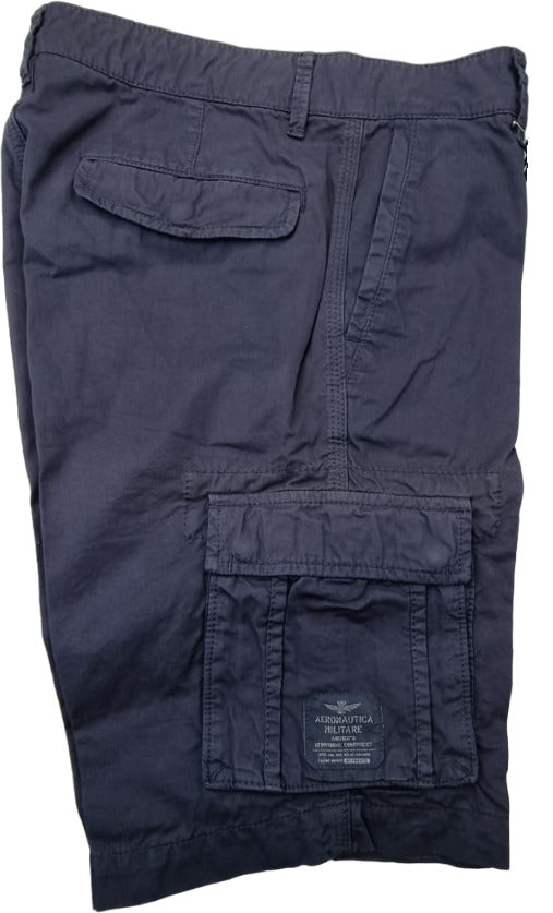 Bermuda Uomo Aeronautica Militare Cargo Blu notteStile Militare Italiano
Scopri l'autenticità dello stile militare italiano con questi bermuda cargo Aeronautica Militare in blu scuro. Realizzati in 100% cotone di alta qualità, questi bermuda combinano funzionalità e design distintivo per un look casual-sportivo inconfondibile. Lato