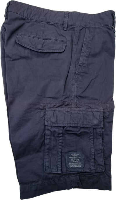 Bermuda Uomo Aeronautica Militare Cargo Blu notteStile Militare Italiano
Scopri l'autenticità dello stile militare italiano con questi bermuda cargo Aeronautica Militare in blu scuro. Realizzati in 100% cotone di alta qualità, questi bermuda combinano funzionalità e design distintivo per un look casual-sportivo inconfondibile. Lato