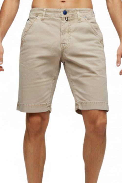 Bermuda Jacob Cohen Vintage L'Eccellenza del Denim Italiano
Scopri i bermuda Jacob Cohen in cammello vintage, capolavoro di artigianalità italiana che unisce stile senza tempo e comfort superiore. Realizzati in 98% cotone e 2% elastan, questi bermuda rappresentano il perfetto equilibrio tra eleganza casual e qualità sartoriale. indossato