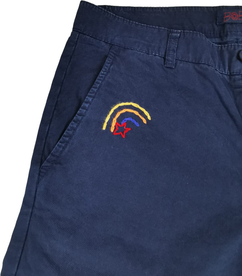 Bermuda uomo Bob Company in tessuto blu scuro, tinta unita con ricami, pantaloncini di moda per uomo, dettagli eleganti.