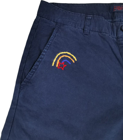Bermuda uomo Bob Company in tessuto blu scuro, tinta unita con ricami, pantaloncini di moda per uomo, dettagli eleganti.