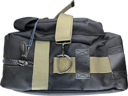 Borsa a Tracolla Aeronautica Militare Stile Militare Italiano
Scopri la borsa a tracolla uomo Aeronautica Militare in elegante nero con dettagli verde militare. Perfetta per chi cerca funzionalità e stile distintivo italiano. lato3