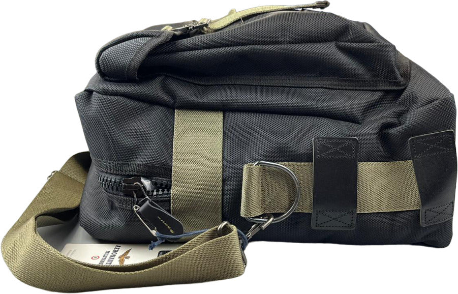Borsa a Tracolla Aeronautica Militare Stile Militare Italiano
Scopri la borsa a tracolla uomo Aeronautica Militare in elegante nero con dettagli verde militare. Perfetta per chi cerca funzionalità e stile distintivo italiano. lato1