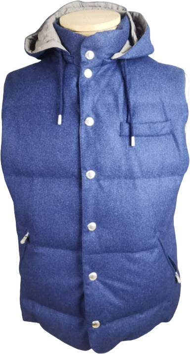 Smanicato da uomo Brunello Cucinelli blu, gilet in tessuto leggero, modello elegante e moderno, vista frontale su sfondo neutro
