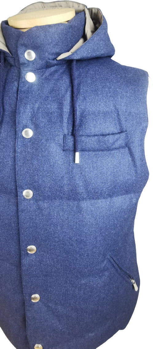 Smanicato uomo Brunello Cucinelli blu, gilet elegante in tessuto leggero, indossato su una camicia bianca.