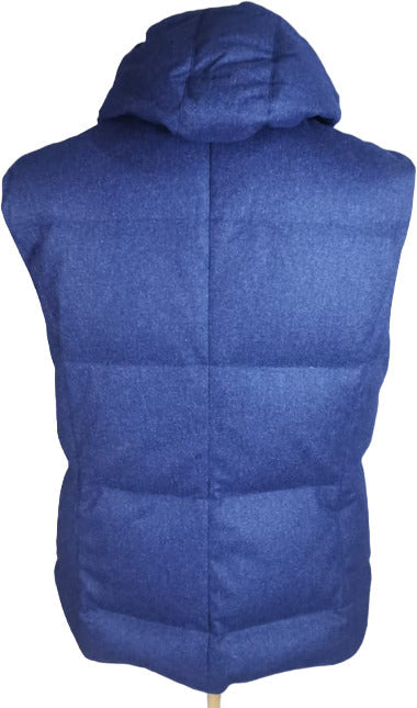 Smanicato uomo Brunello Cucinelli blu in tessuto elegante, gilet moda con collo a V e chiusura con bottoni.