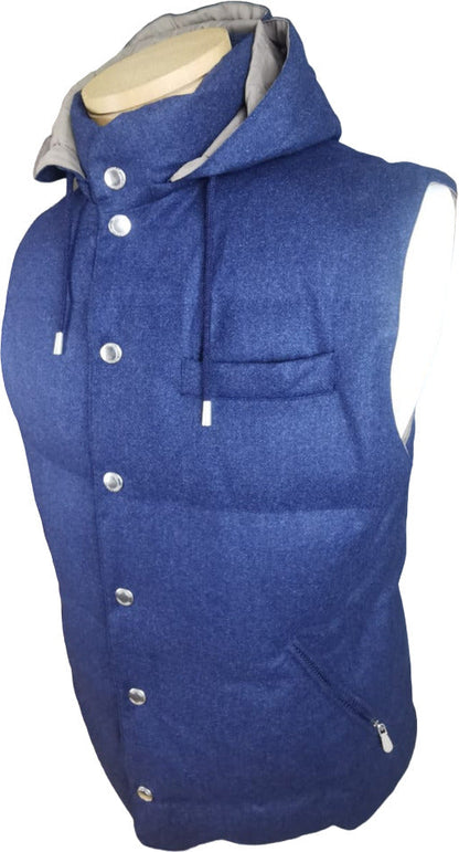 Smanicato uomo Brunello Cucinelli blu, gilet elegante in tessuto leggero, indossato su una camicia bianca.
