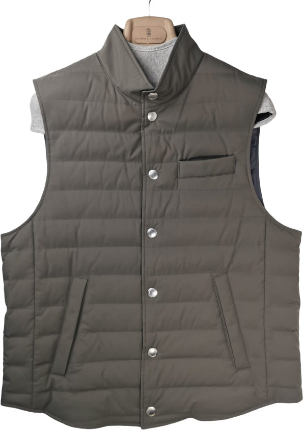 Smanicato uomo Brunello Cucinelli in nylon verde militare, gilet leggero e di lusso italiano, stile moda uomo.