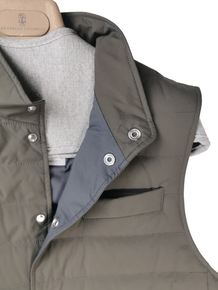 Smanicato uomo Brunello Cucinelli in nylon verde militare, gilet leggero e di lusso, ideale per un look elegante e casual.