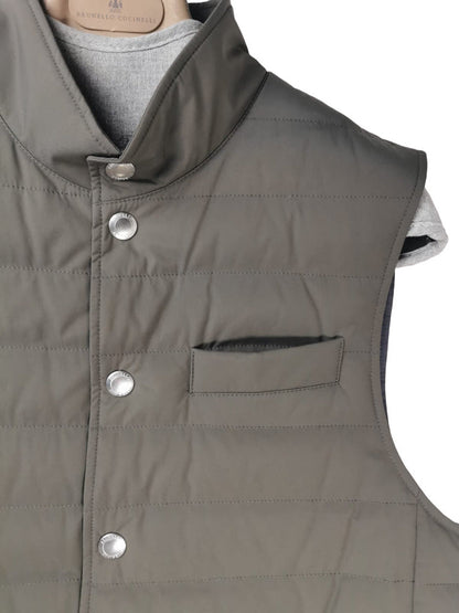 Smanicato Brunello Cucinelli uomo in nylon verde militare, gilet leggero e di lusso, abbigliamento moda uomo.