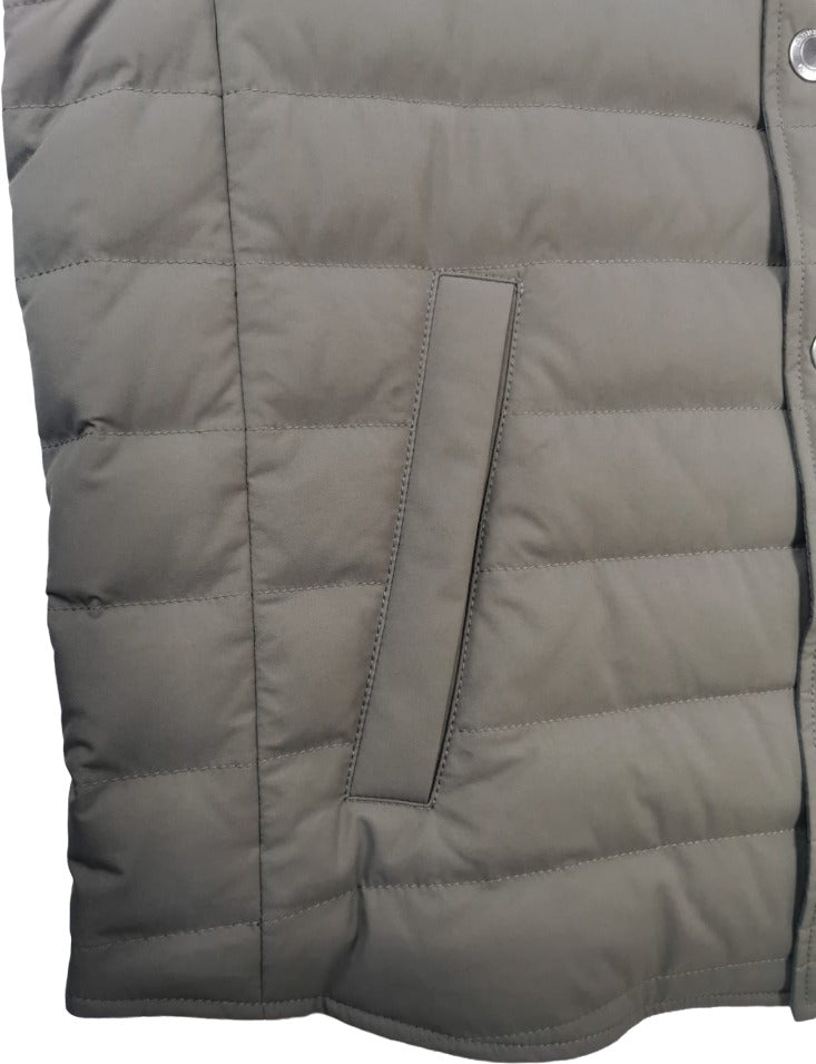 Smanicato uomo Brunello Cucinelli in nylon verde militare, gilet leggero di lusso italiano, vestibilità moderna e stile elegante.
