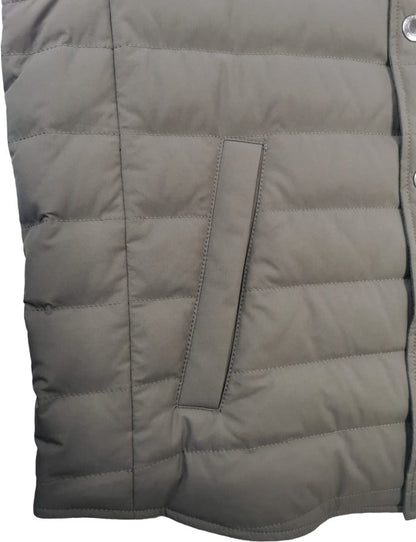 Smanicato uomo Brunello Cucinelli in nylon verde militare, gilet leggero di lusso italiano, vestibilità moderna e stile elegante.